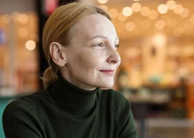 mulher idosa sorrindo