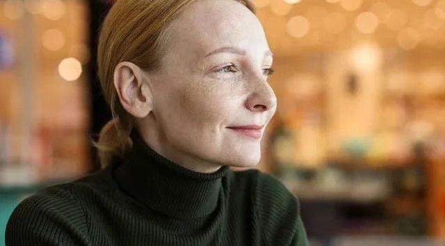 mulher idosa sorrindo