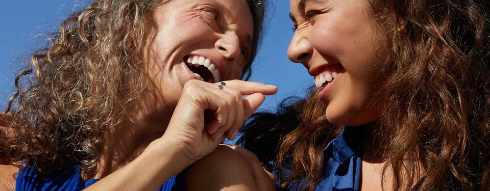 Always there for you. Femmes tête à tête qui rigolent