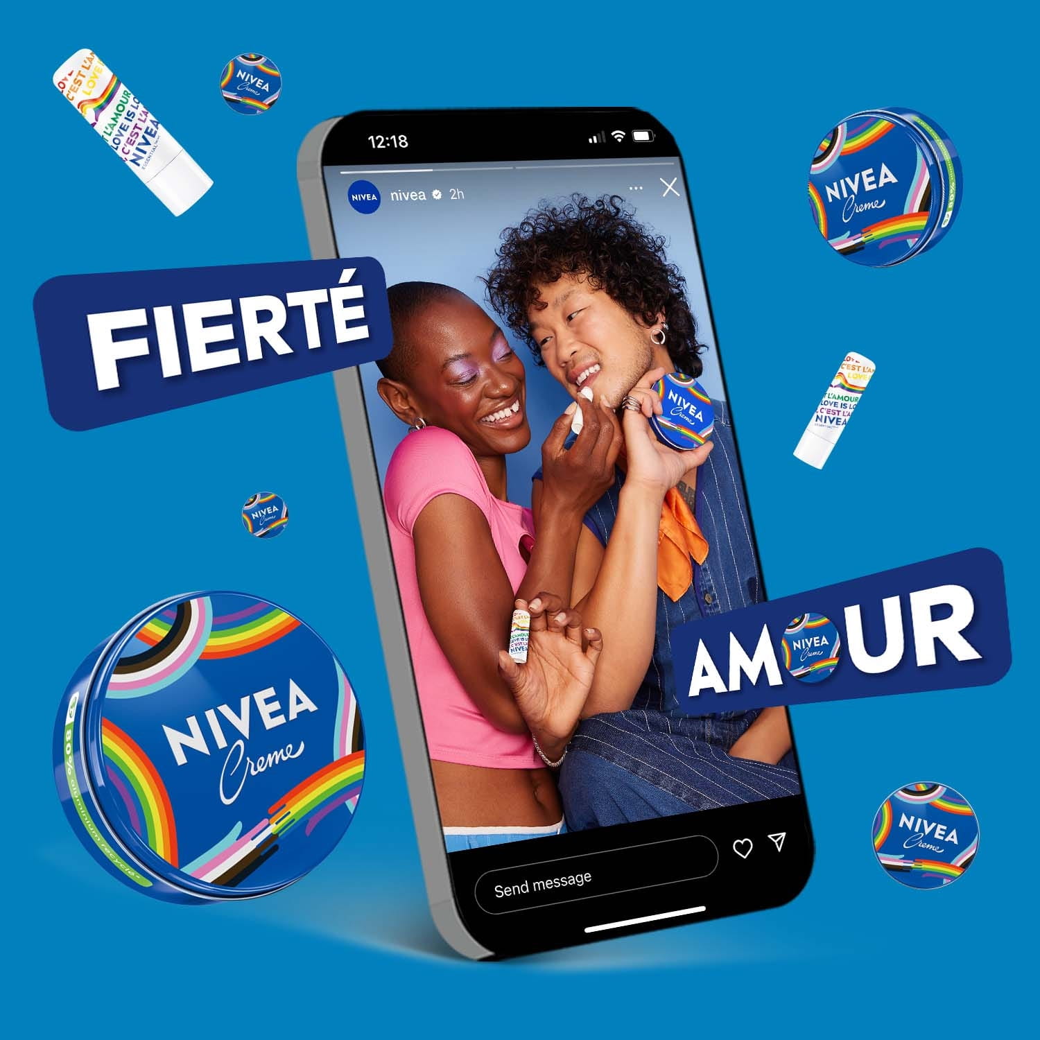 Un téléphone affichant une story Instagram sur le thème de la fierté avec deux personnes souriantes, entourées de produits NIVEA Fierté édition limitée sur le thème de l'arc-en-ciel, et mot-dièse #SoyezFièr(e)DansVotrePeau.