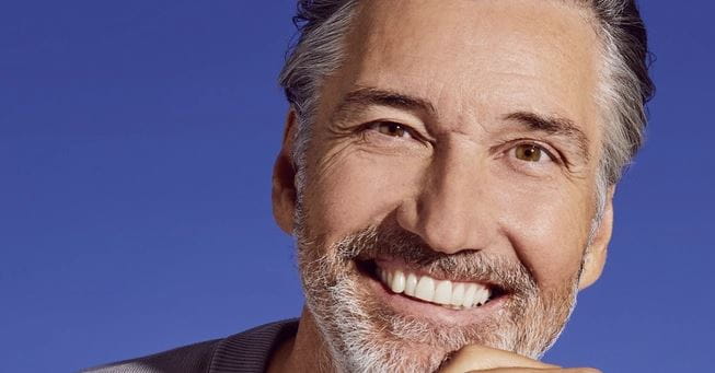 Homem com cabelo grisalho