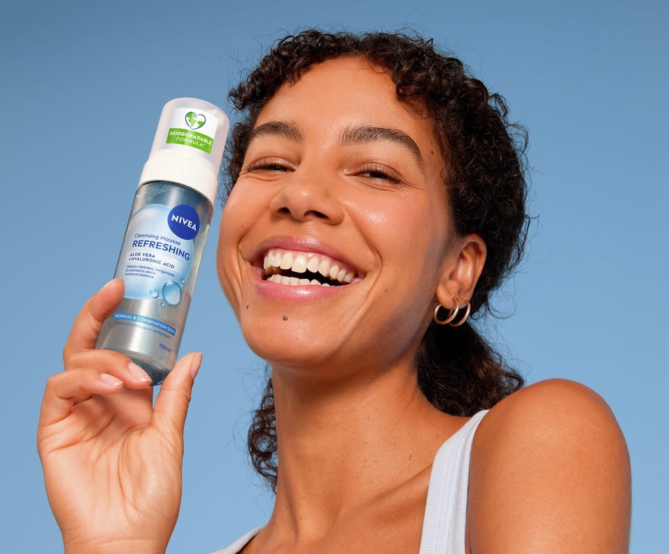 Nuori nainen käyttää Nivea Cleansing Mousse -puhdistusvaahtoa