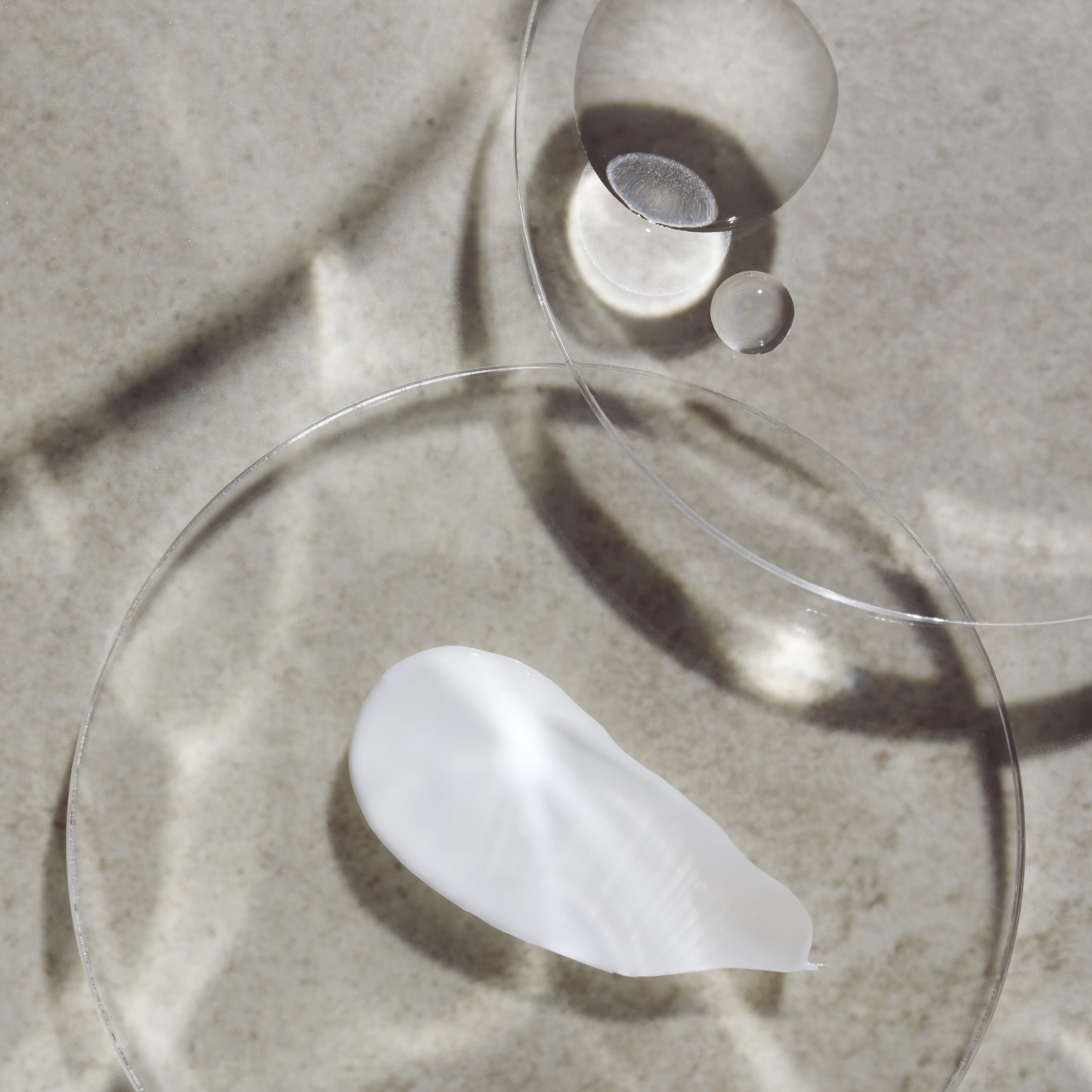 Två glas brickor med kräm och olja på