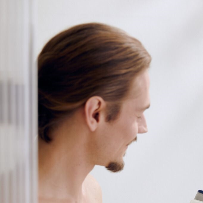 Homem com cabelo comprido