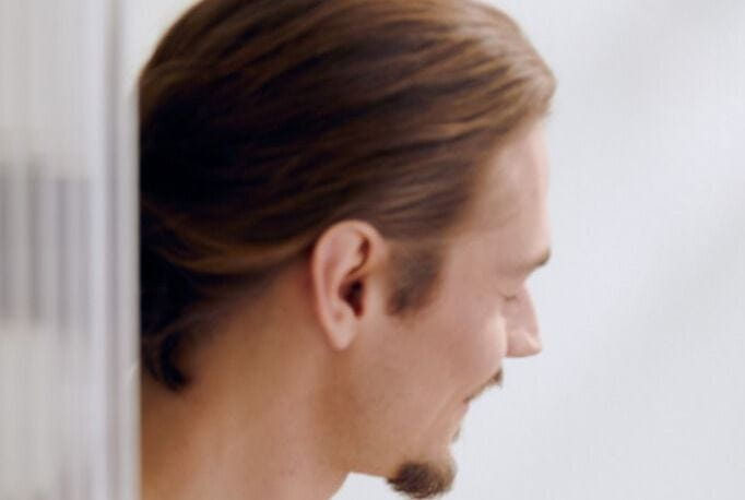 Homem com cabelo comprido