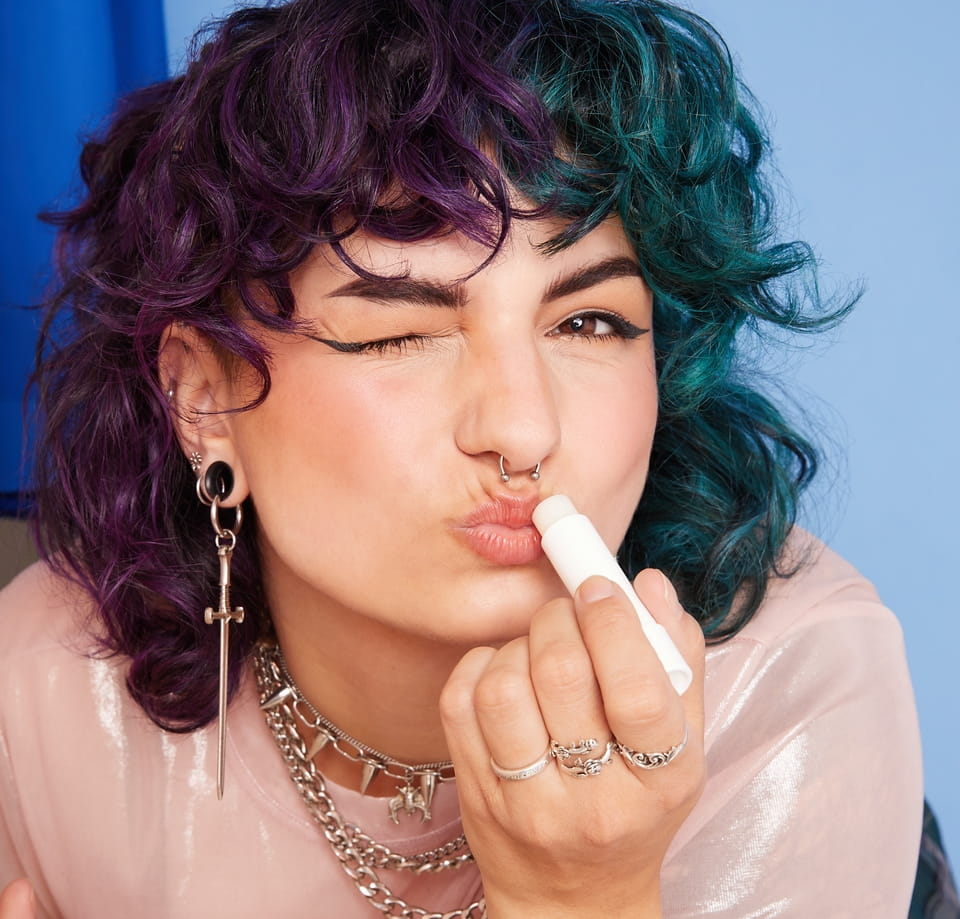 Młoda kobieta pozująca