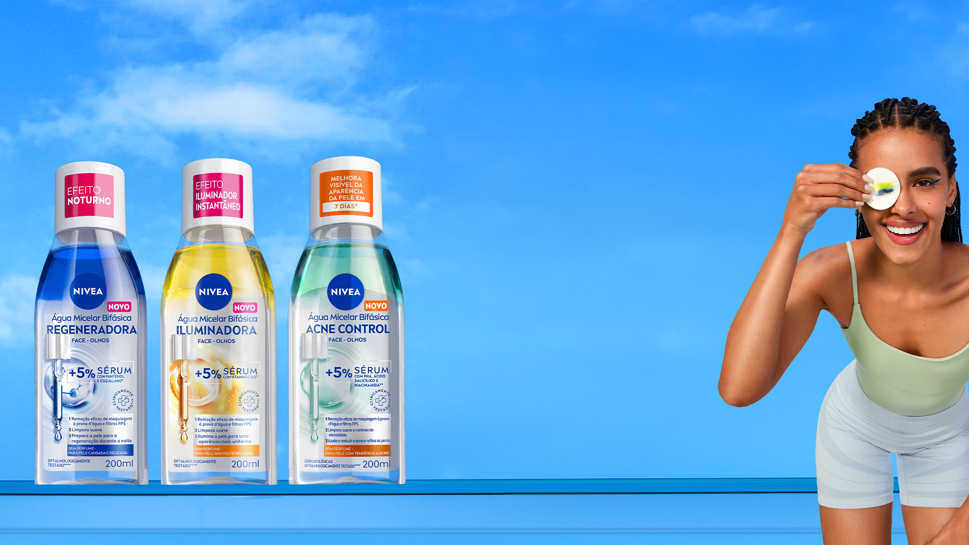Pessoa segura um disco de algodão próximo ao rosto, com três frascos de água micelar NIVEA ao fundo sobre uma superfície azul.