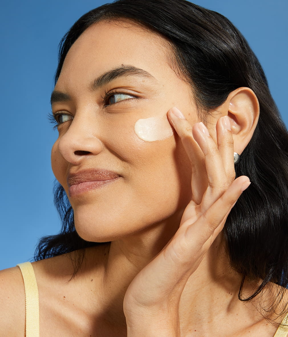 junge Frau mit kurzen Haaren