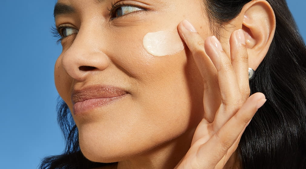 junge Frau mit kurzen Haaren