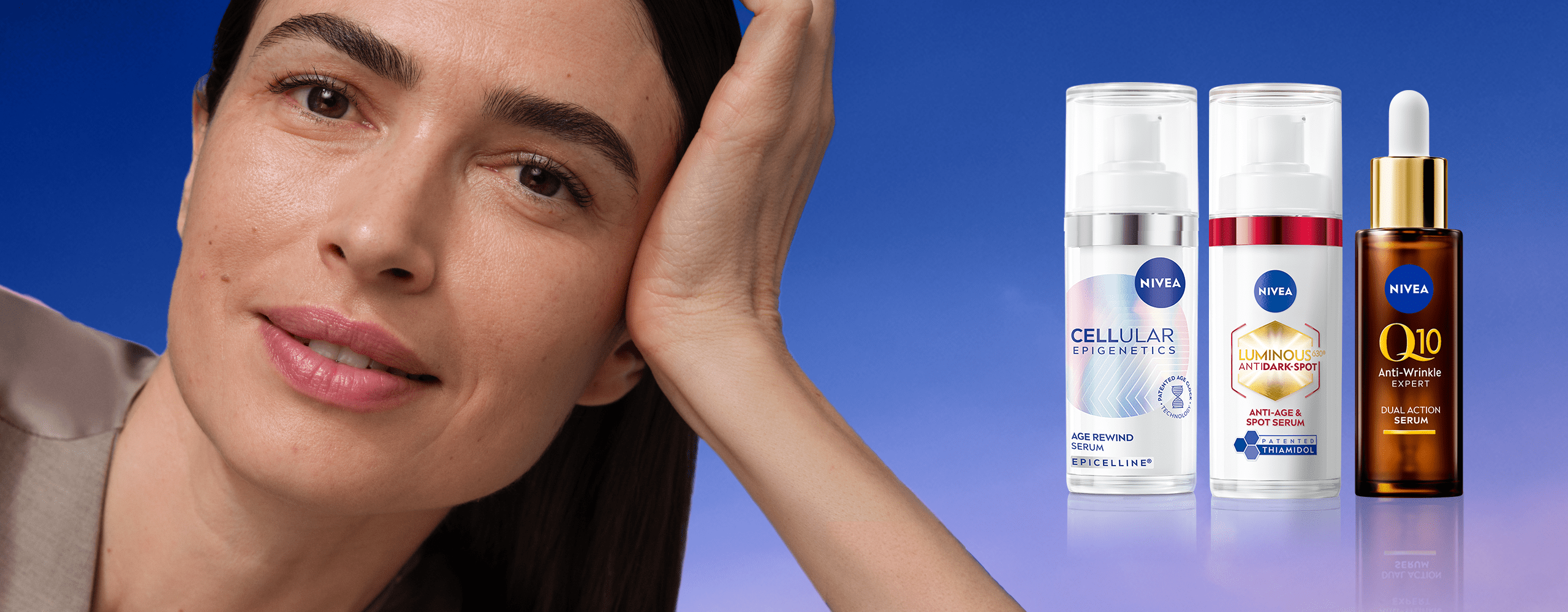 En kvinna lutar sig över huvudet med en hand som stöd, bredvid en uppställning med 3 NIVEA anti-ageing-produkter.