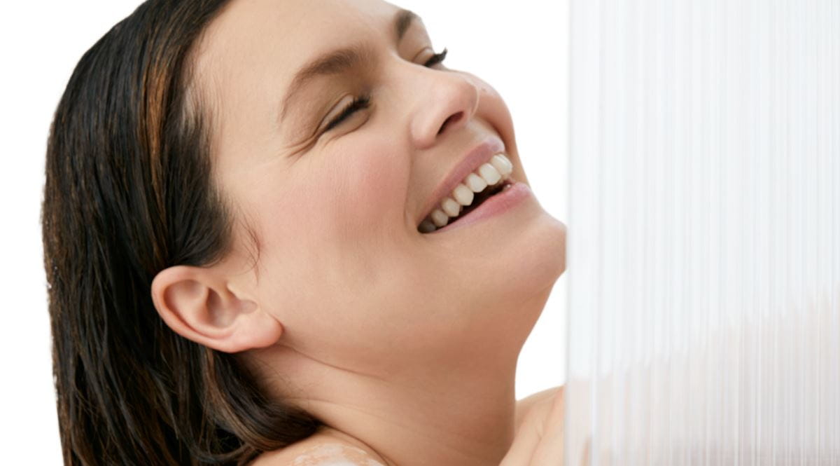 Femme sous la douche avec mousse sur l