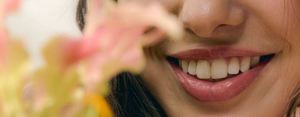 Donna che bacia coniglio