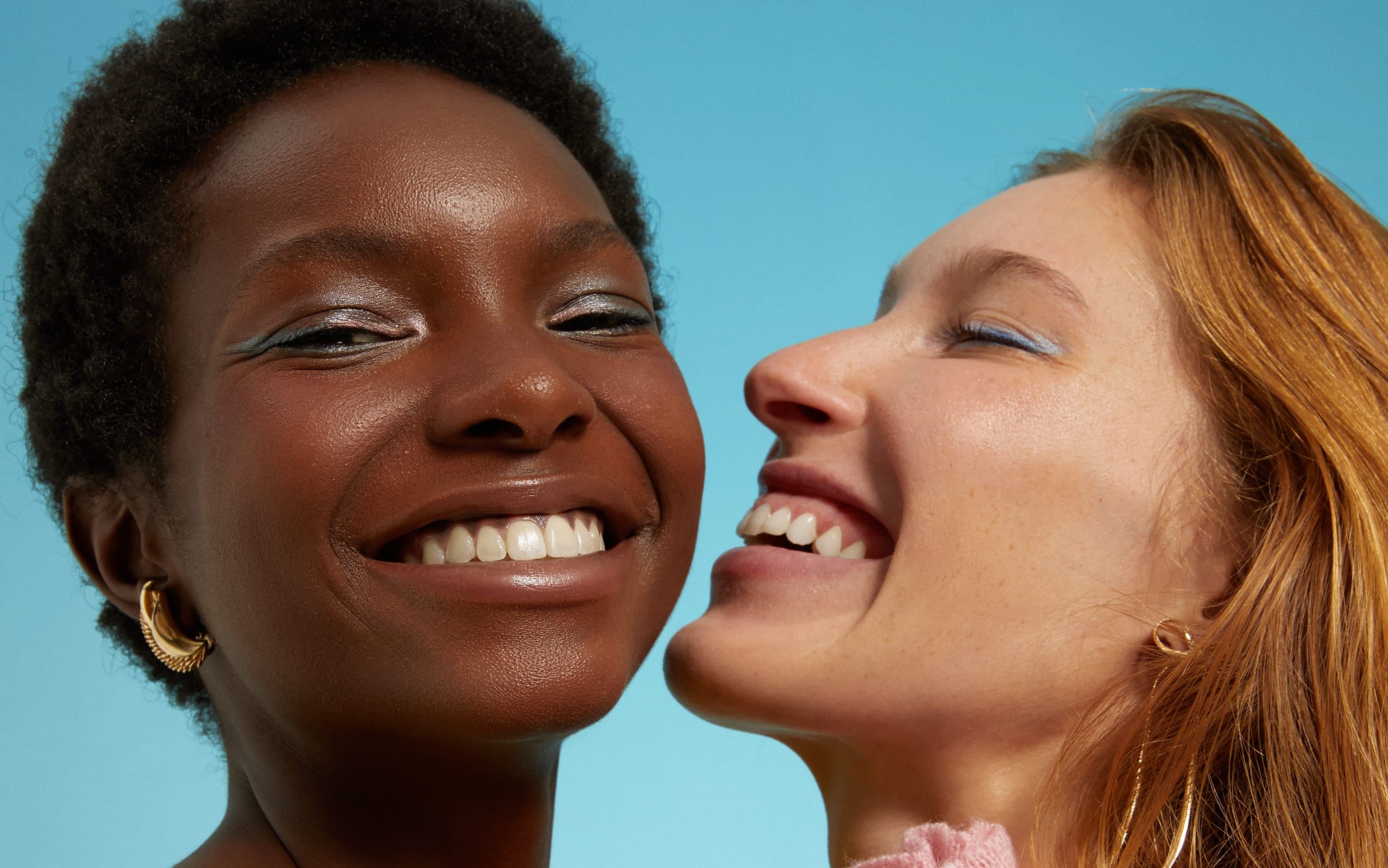 Två personer som står mittemot varandra och ler