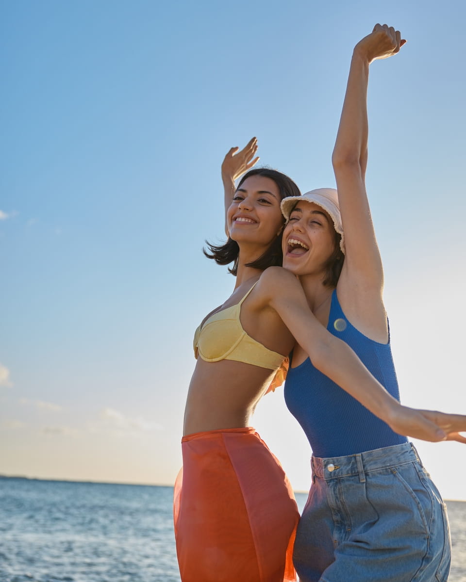 Zwei lachende Frauen am Strand