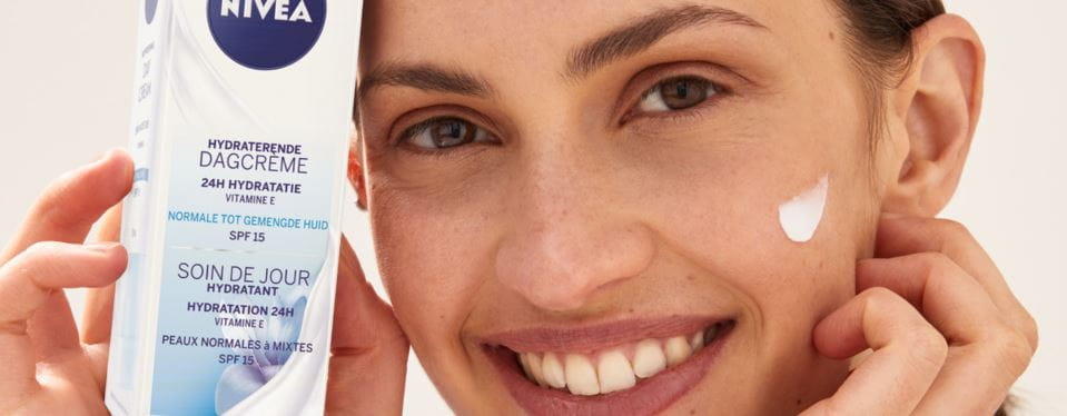 Femme souffle sur son doigt avec crème