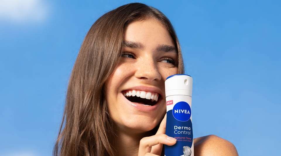 Mladá žena používa dezodorant Nivea Derma Control