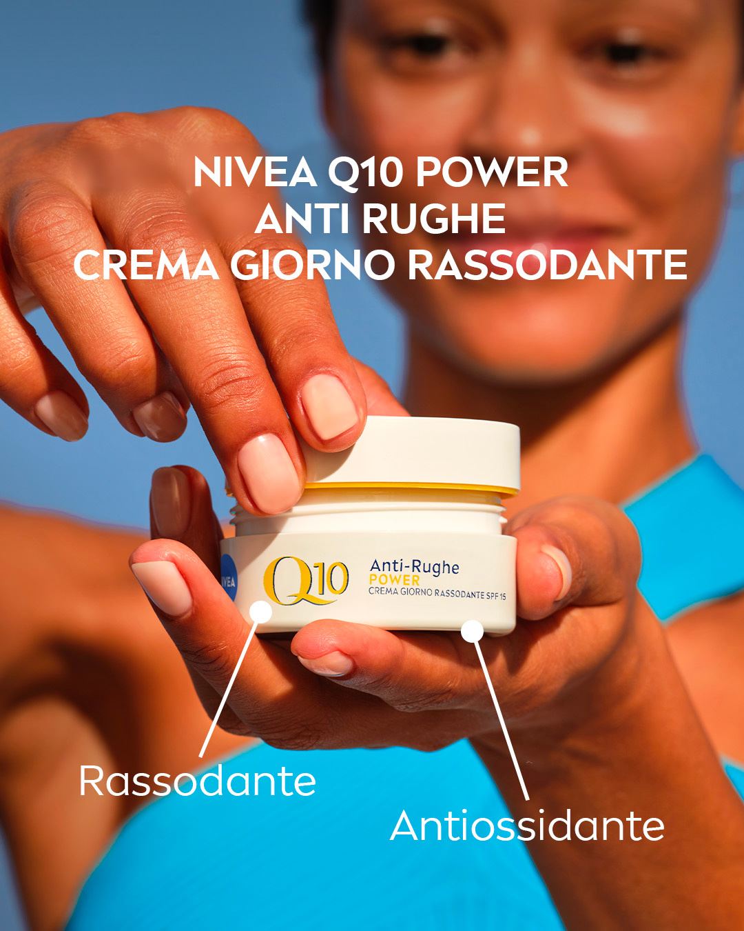  donna che utilizza la crema antirughe Nivea Q10