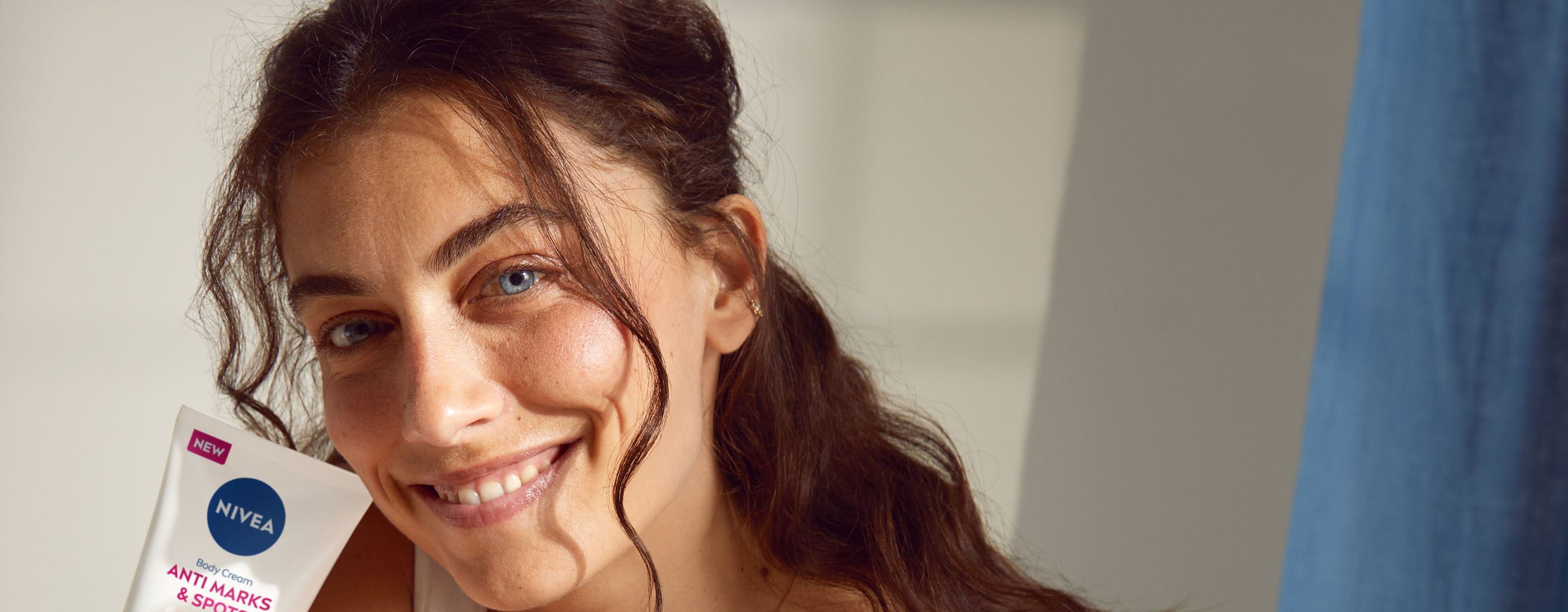 jeune femme utilisant la crème anti-vergetures et taches brunes NIVEA Luminous630