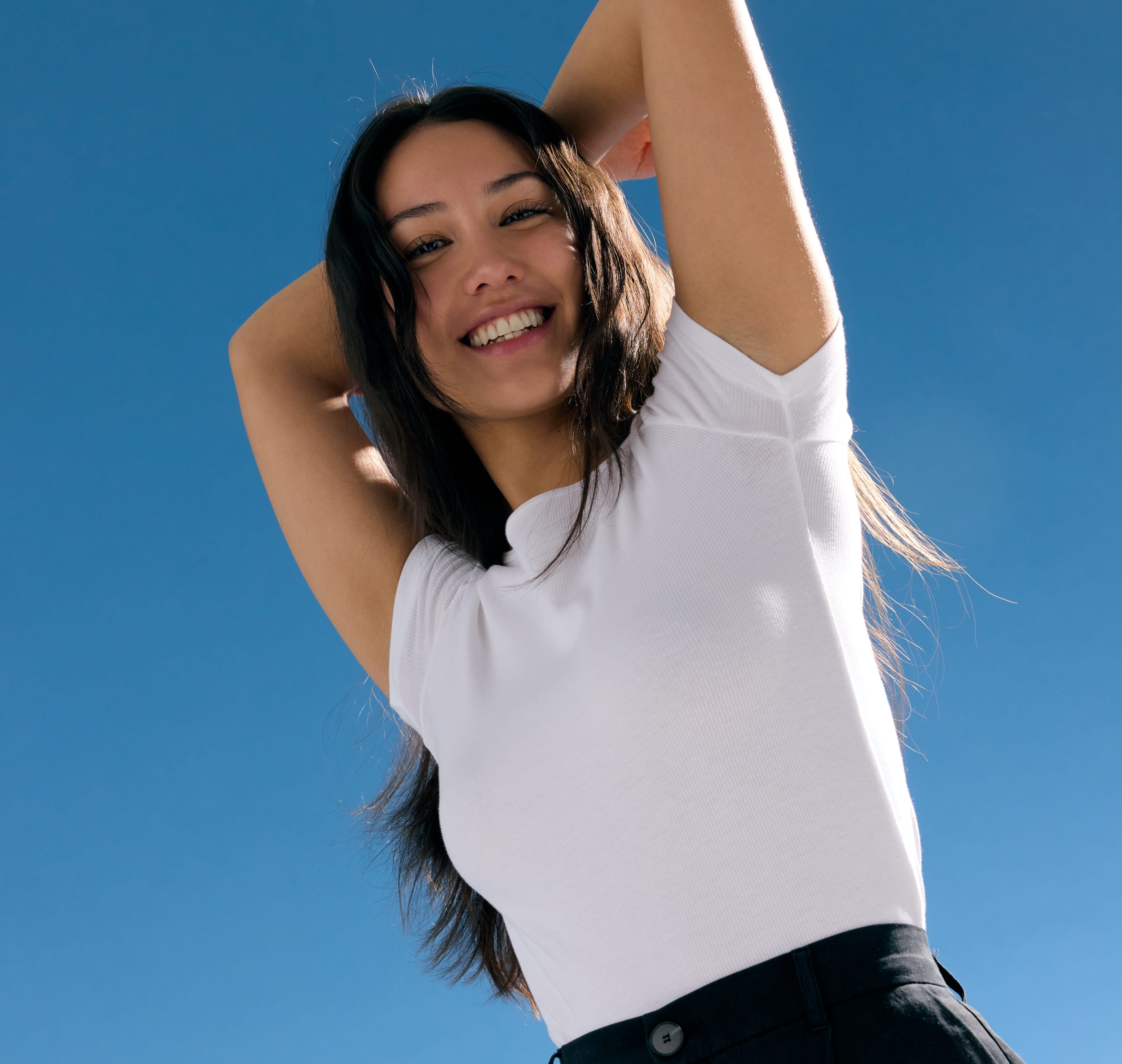 Man som håller en Nivea-deodorant