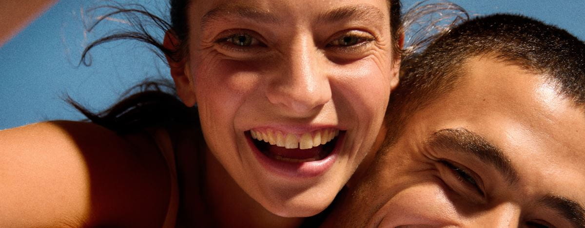 adolescente a sorrir