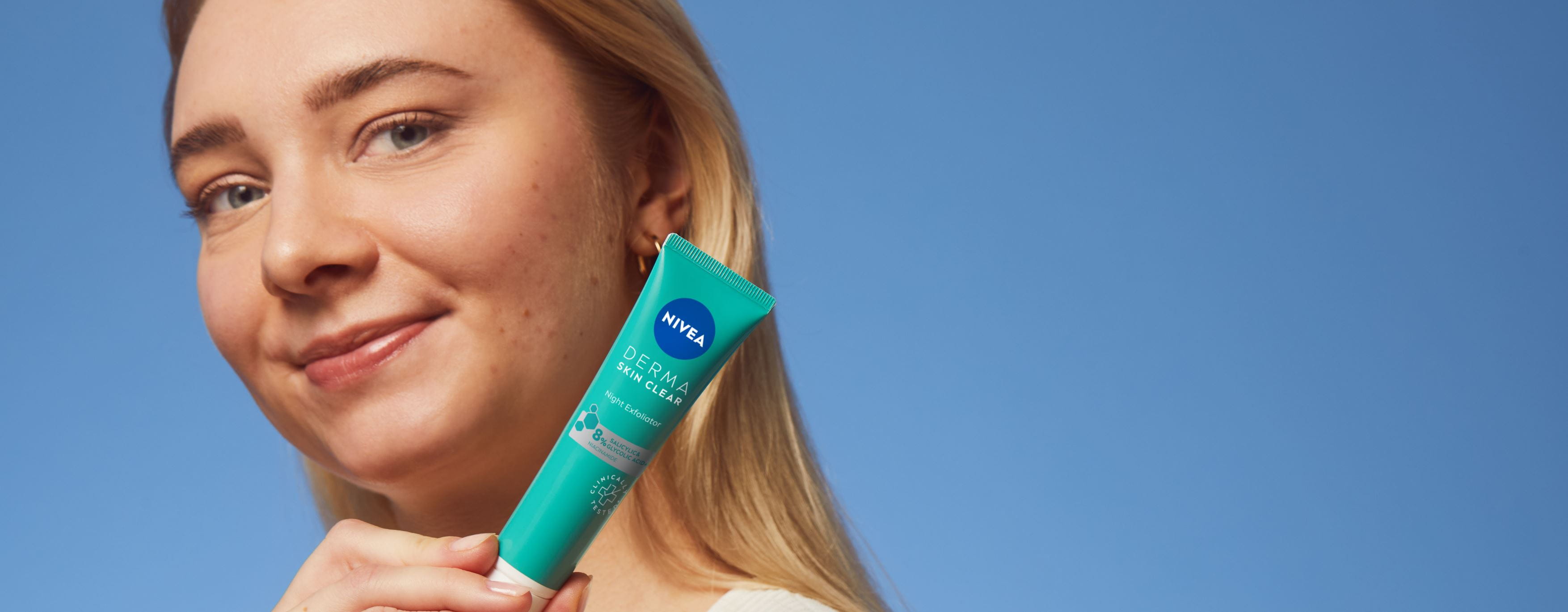 Junge Frau verwendet Nivea Derma Skin Exfoliator