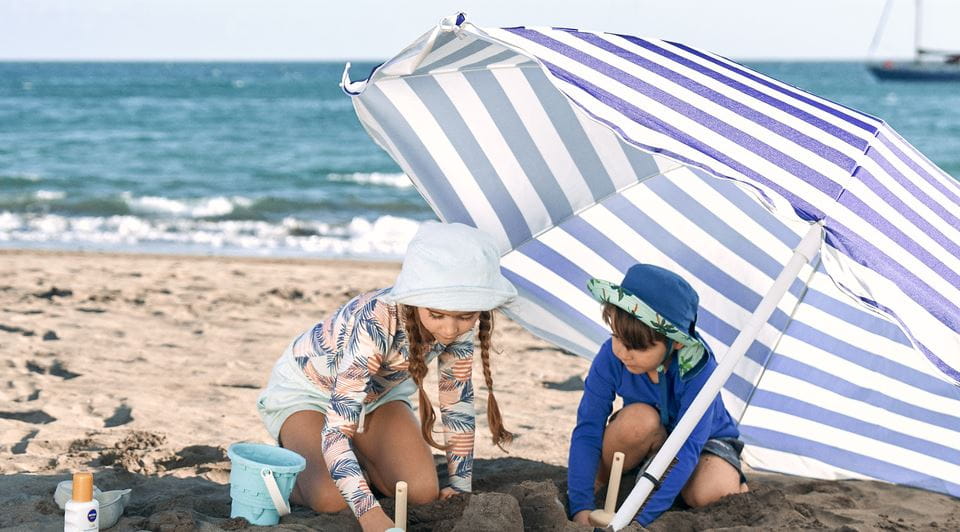 famiglia felice sulla spiaggia