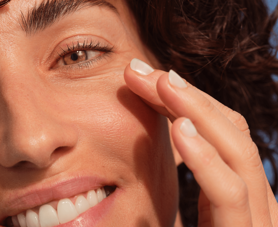 žena držící pleťový krém Nivea Q10 proti vráskám