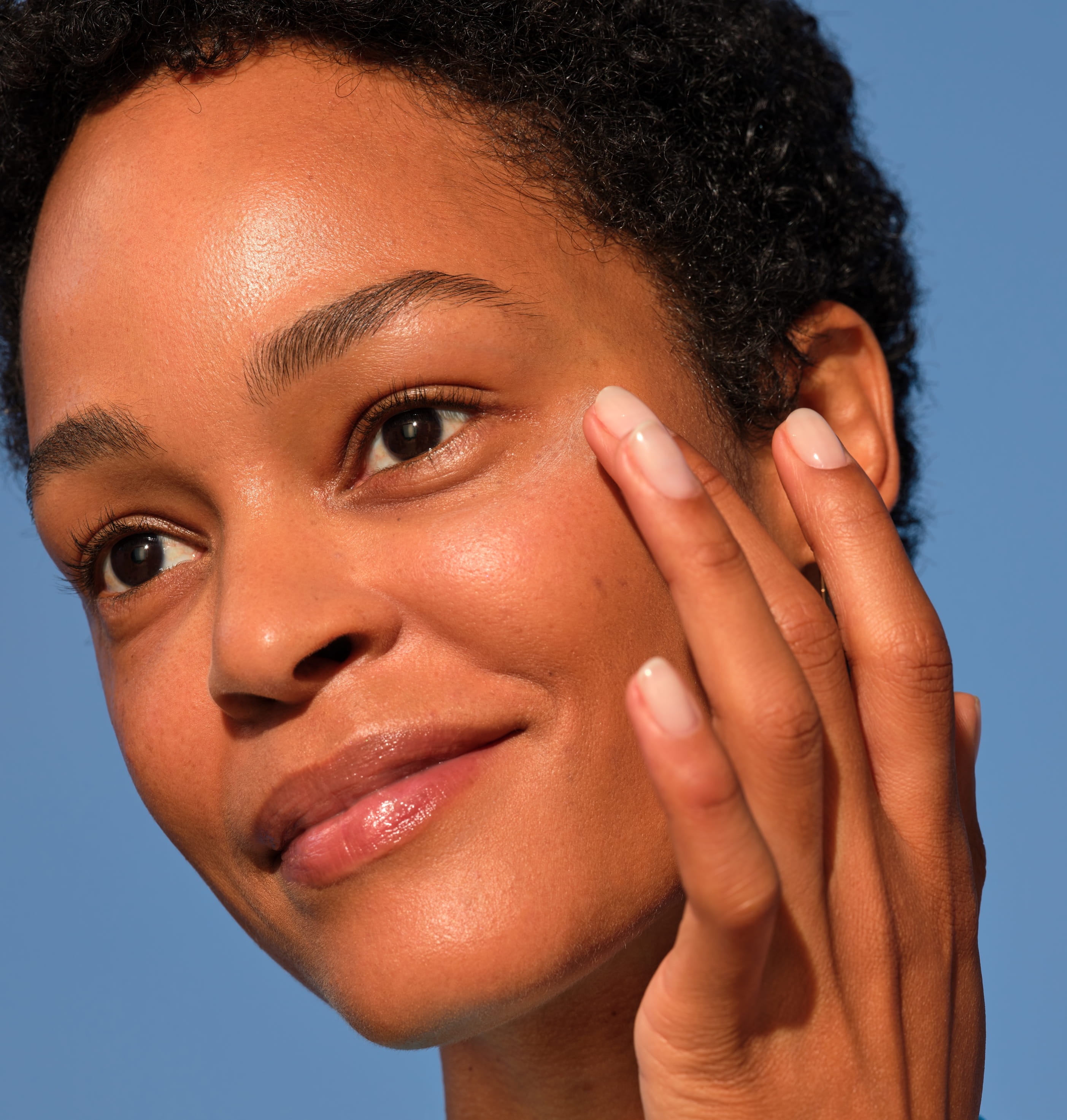 femme vérifiant sa peau