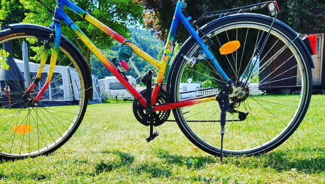 usmívající se žena v autě