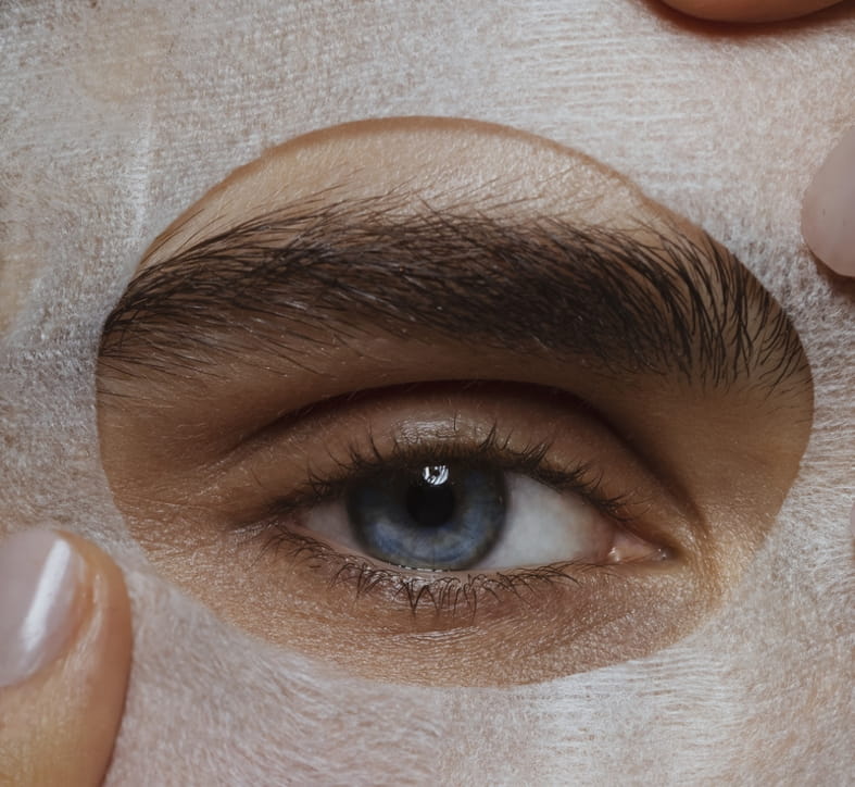 Oseba, ki nosi masko za nego kože