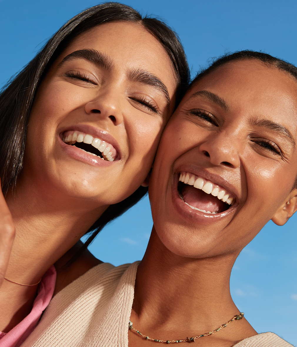 Dve ženski se smejita