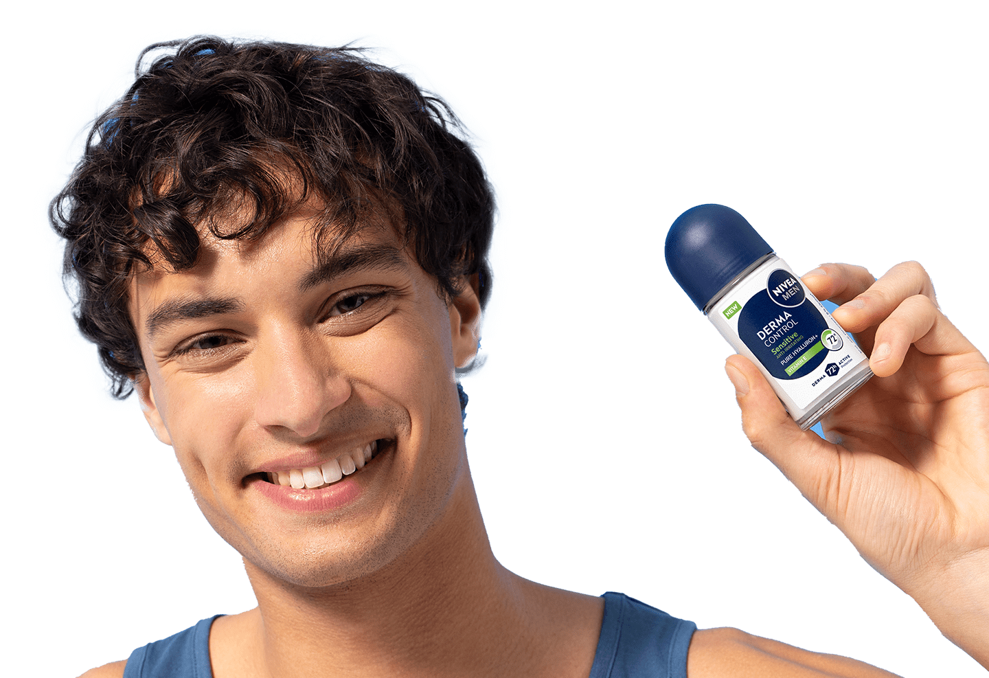 Млад усмихнат мъж се усмихва, докато държи Дезодорант рол-он NIVEA MEN Derma Control Sensitive.