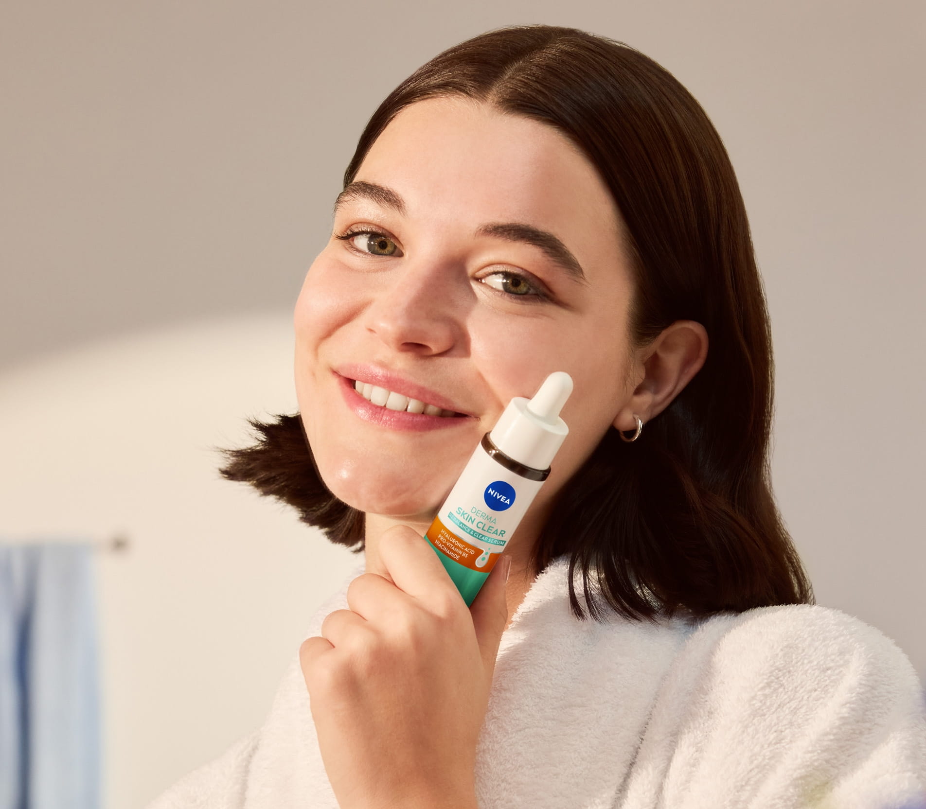 Jeune femme utilisant le sérum Derma Skin Clear Rebalance & Clear Serum