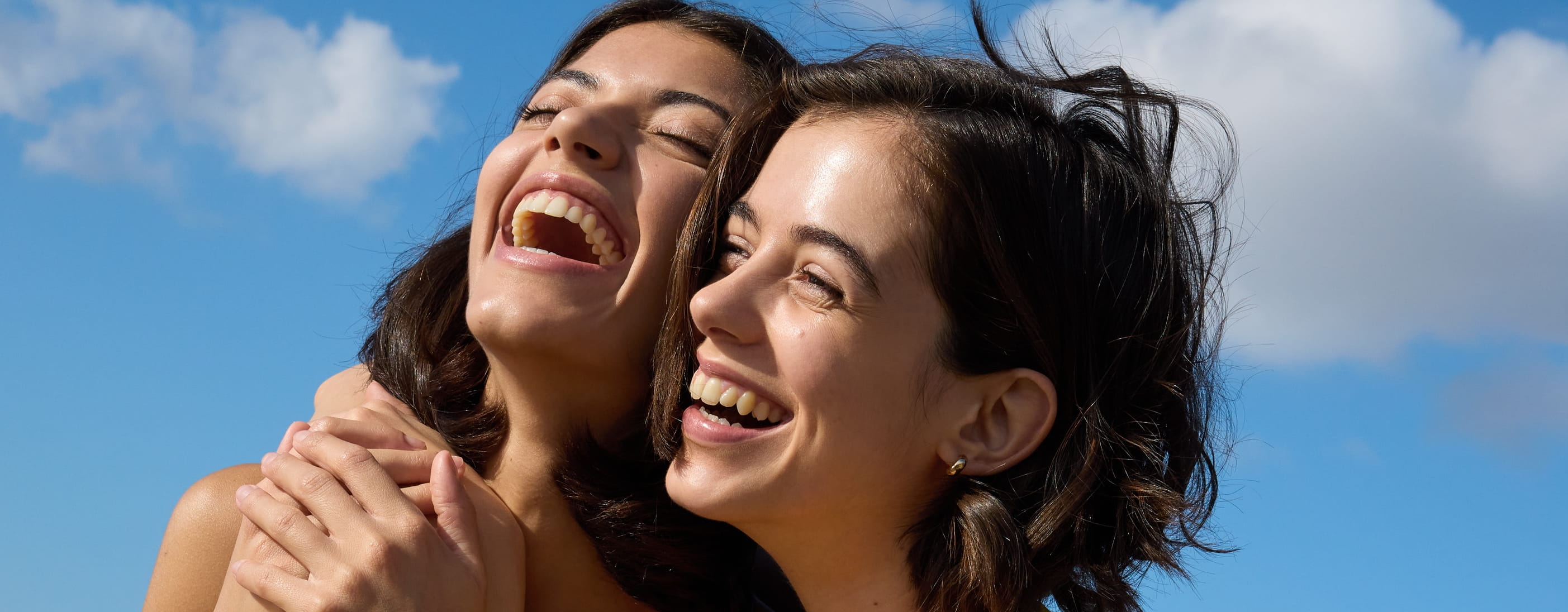 Duas moças que sorriem