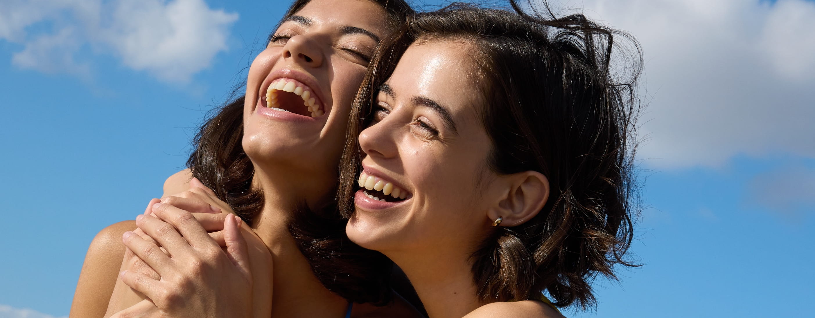 Dos jovencitas que sonríen