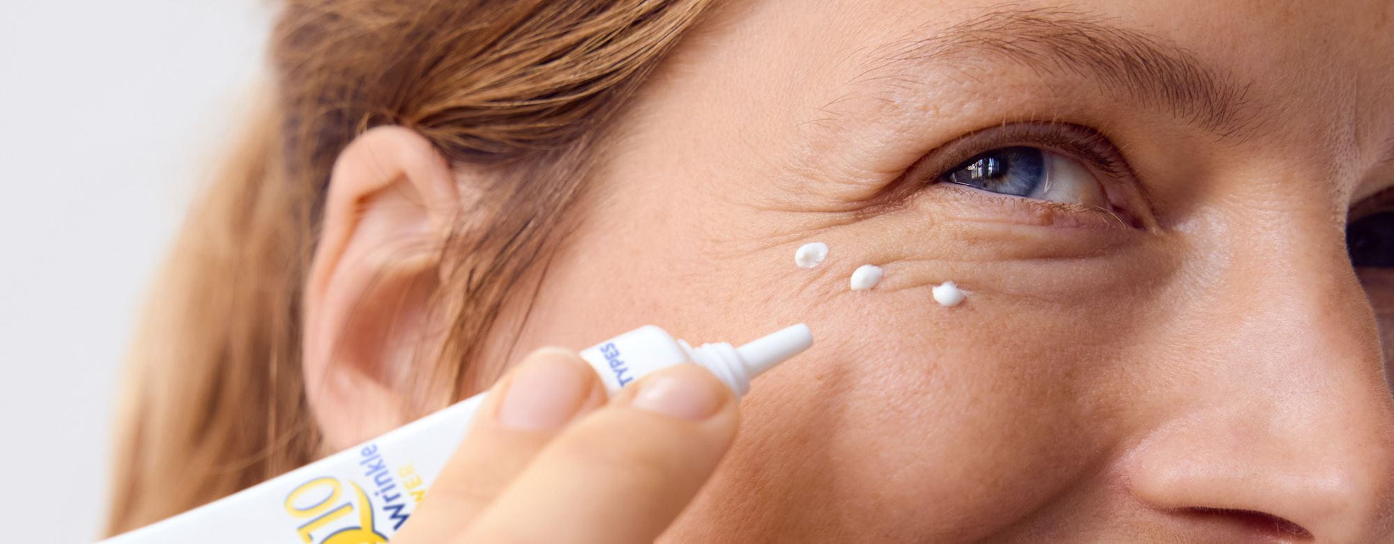 Frau verwendet Nivea-Augencreme
