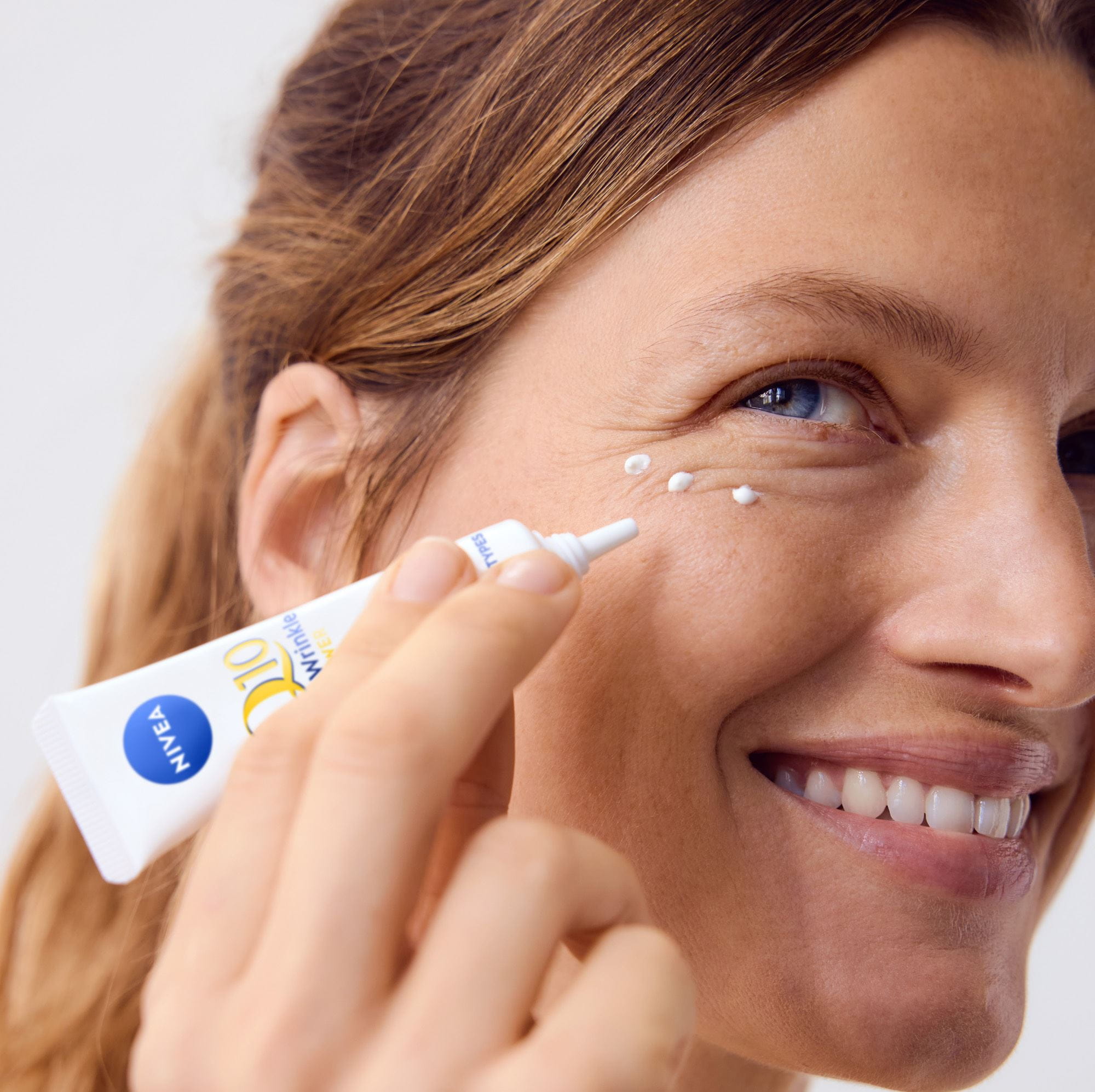 naiset soveltamalla silmänympärysvoidetta