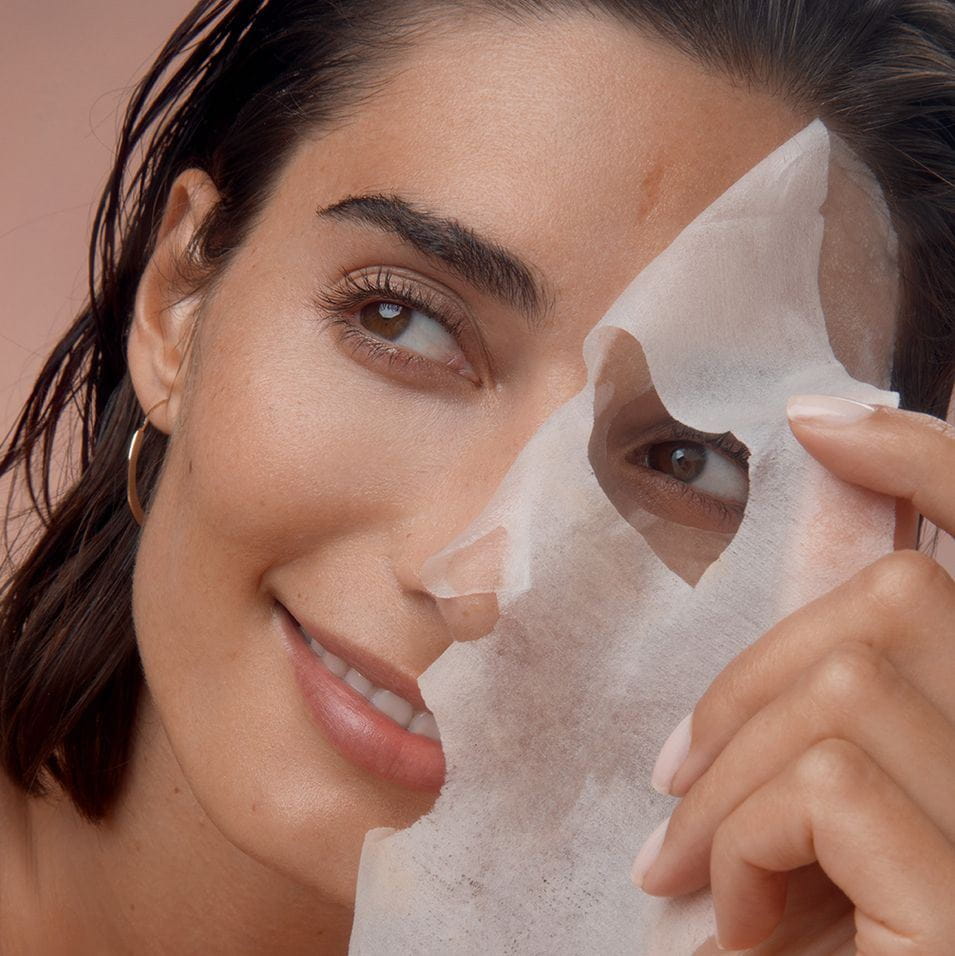 mulher com mascara de papel no rosto