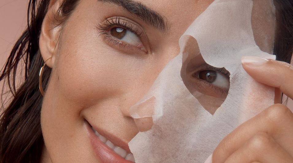 mulher com mascara de papel no rosto