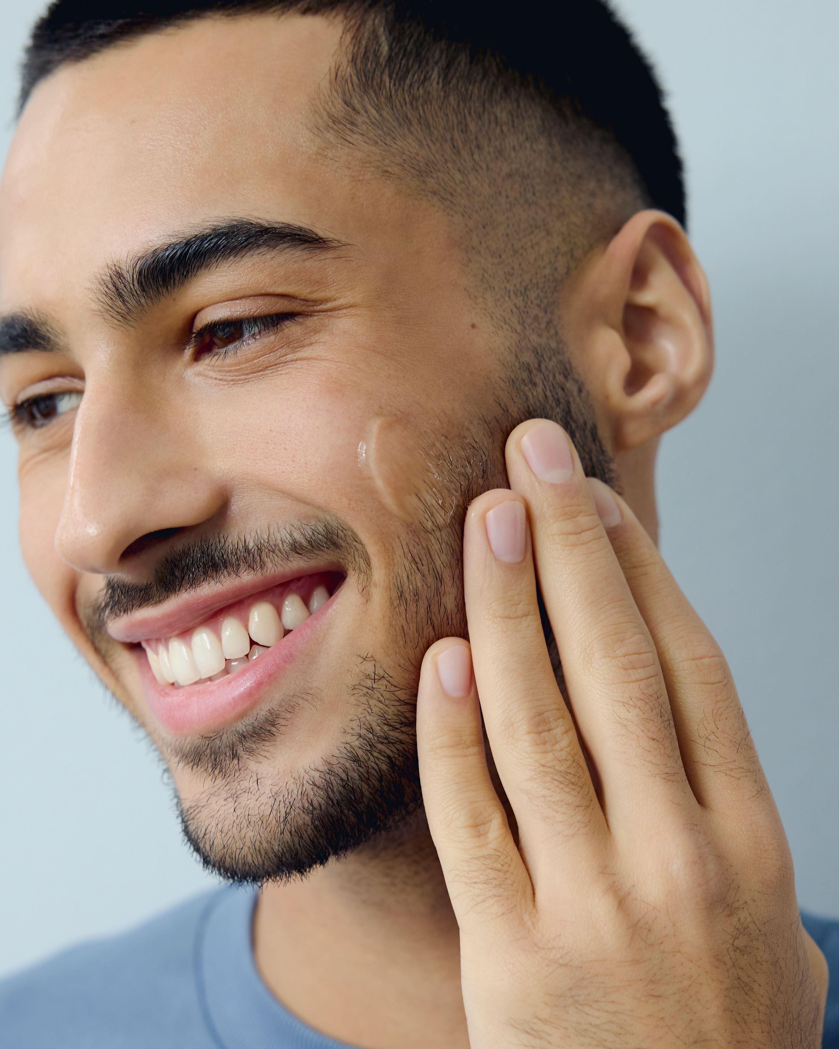 Homme appliquant un SPF sur le visage