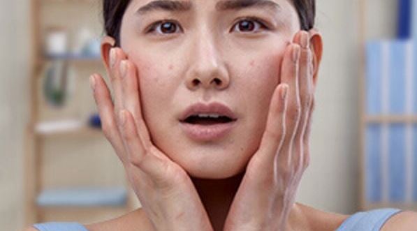 menina com cravos com as maos no rosto