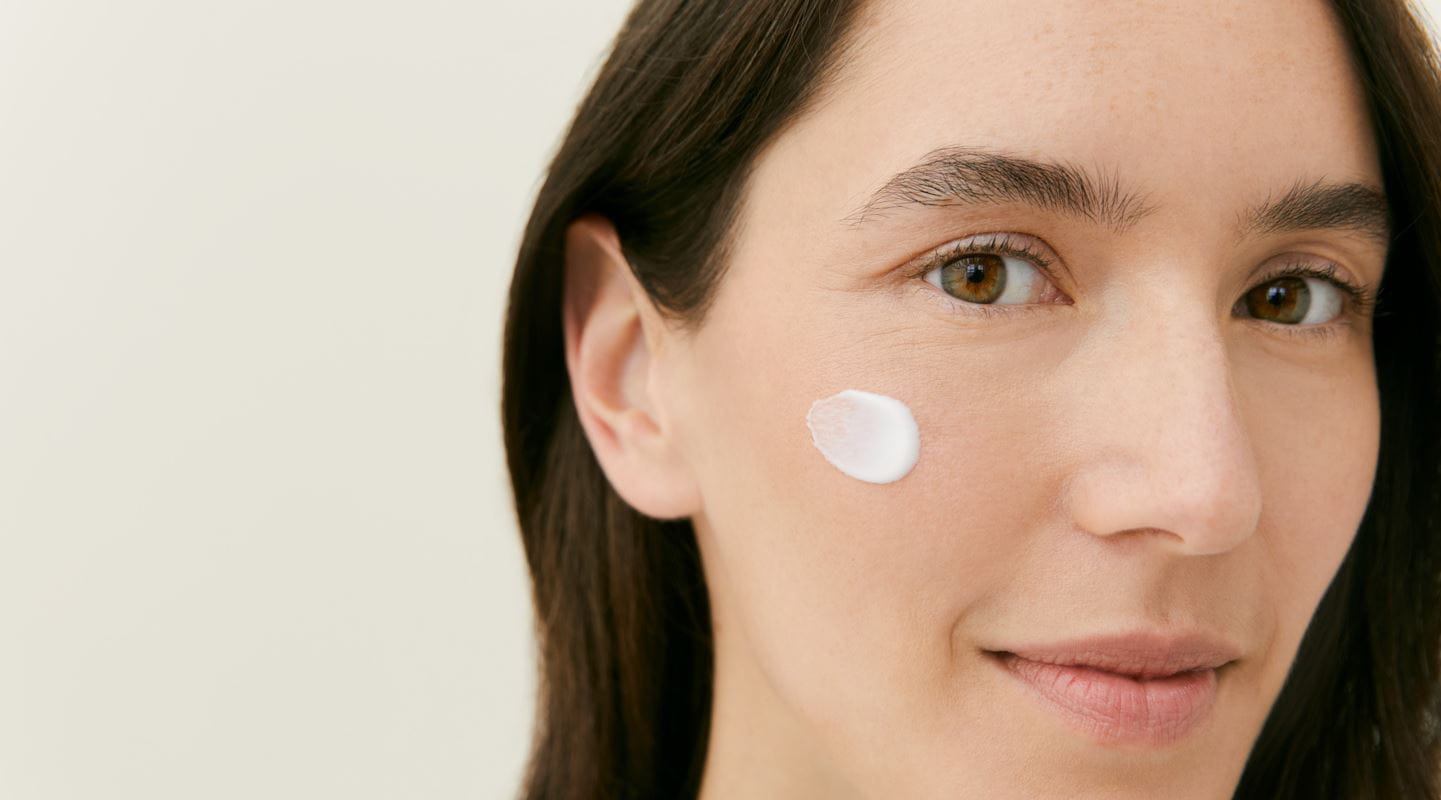 Ragazza con in mano una bottiglia di toner Nivea