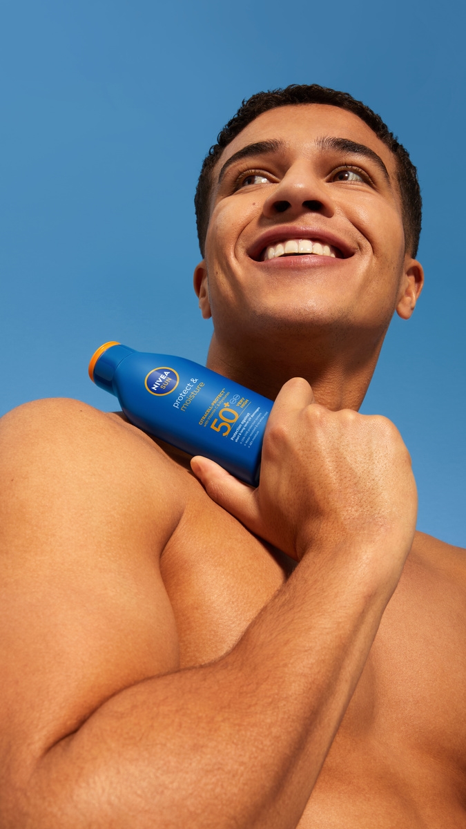 Jonge man gebruikt Nivea Protect & Moisture Lotion spf50+