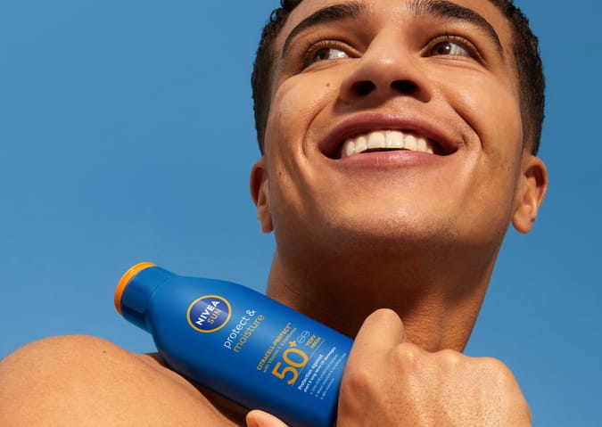 Jeune homme utilisant Nivea Protect & Moisture Lotion spf50+