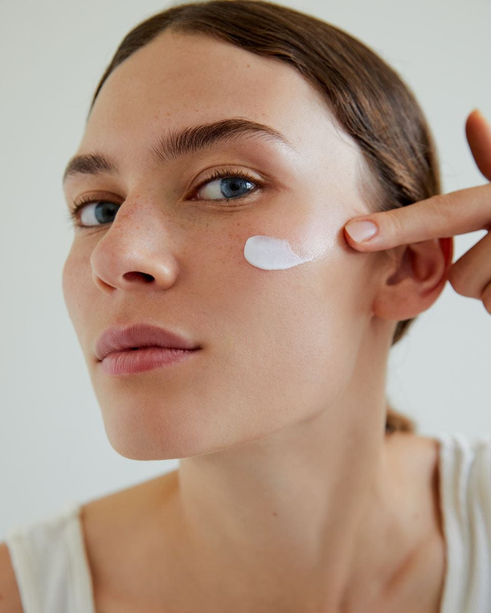 femme décollant un masque facial