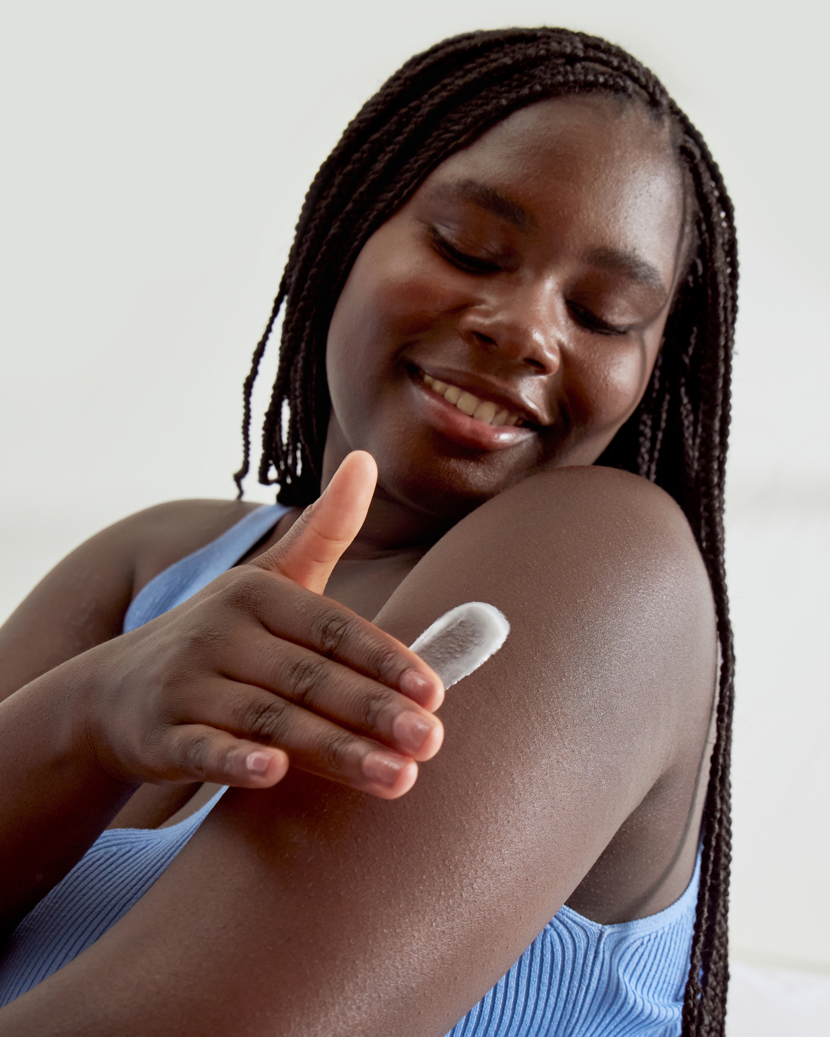 mulher a aplicar hidratante