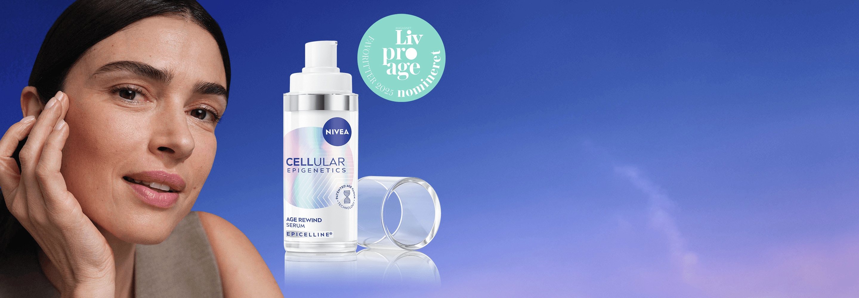 En kvinde rører ved sit kindben ved siden af en flaske NIVEA CELLULAR Age Rewind Serum.