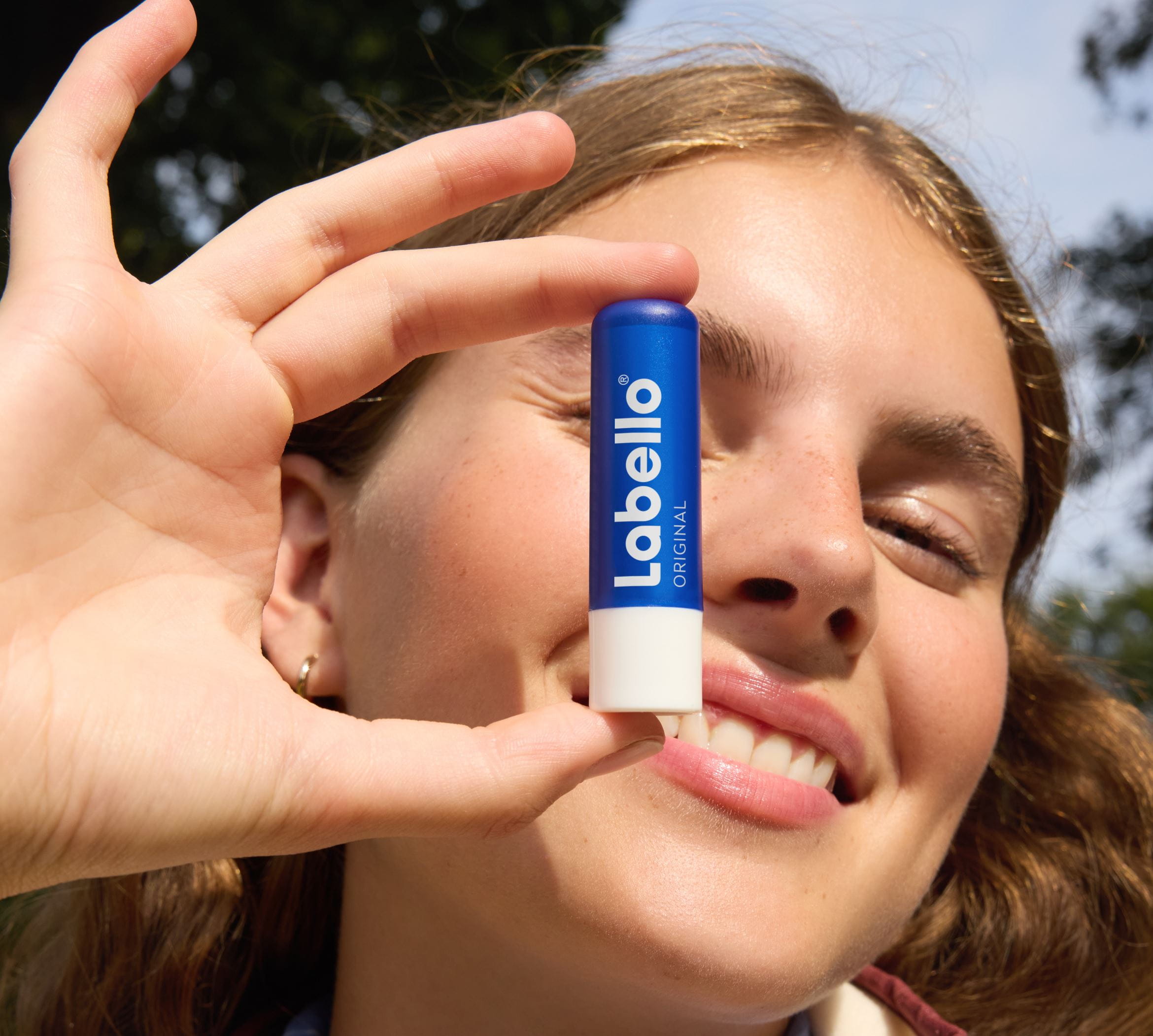 Ženska drži balzam za ustnice