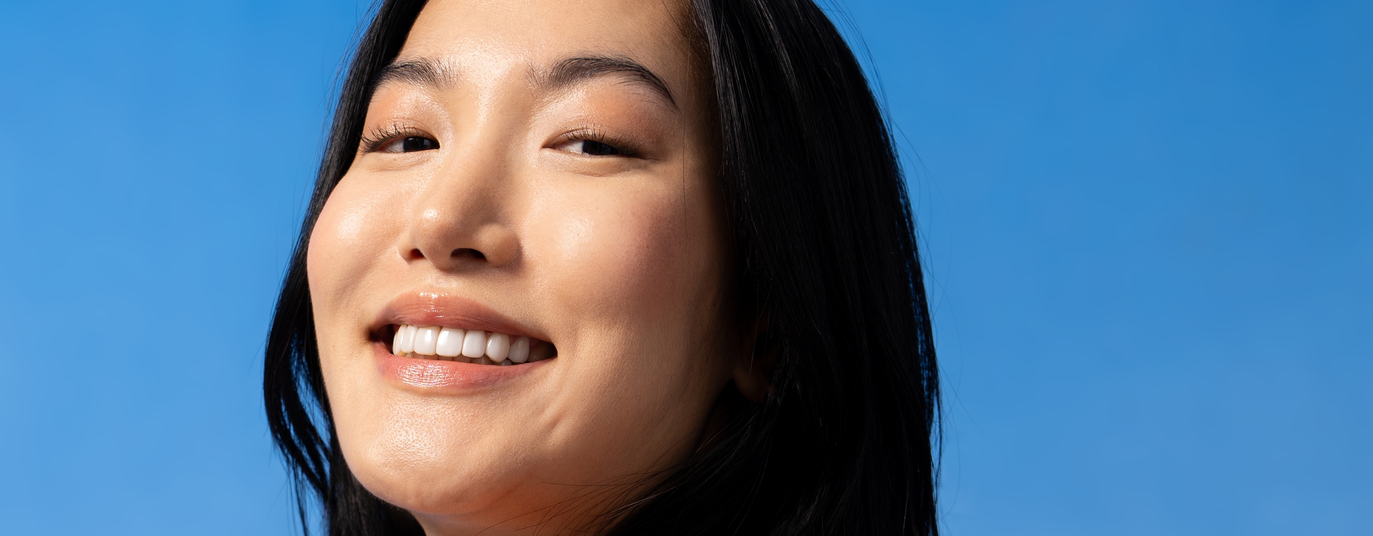 Jeune femme asiatique souriante