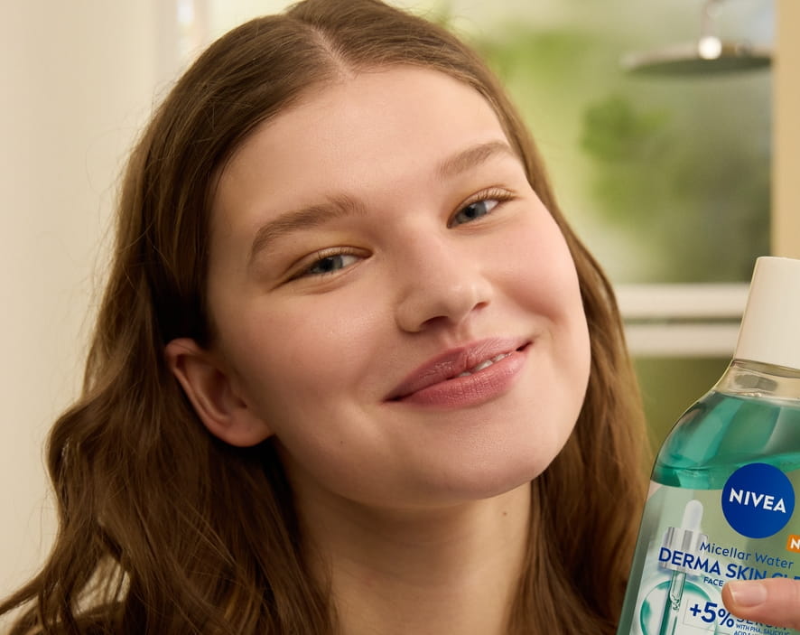 Young woman using NIVEA Serum-Infused Derma Skin Clear Micellar Water